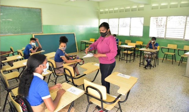Educación analiza si echa atrás retorno a docencia semipresencial el 25 de mayo ante rebrote de Covid-19
