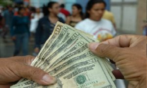 Dominicanos del exterior enviaron $910.8 millones de dólares a su país en el mes de abril