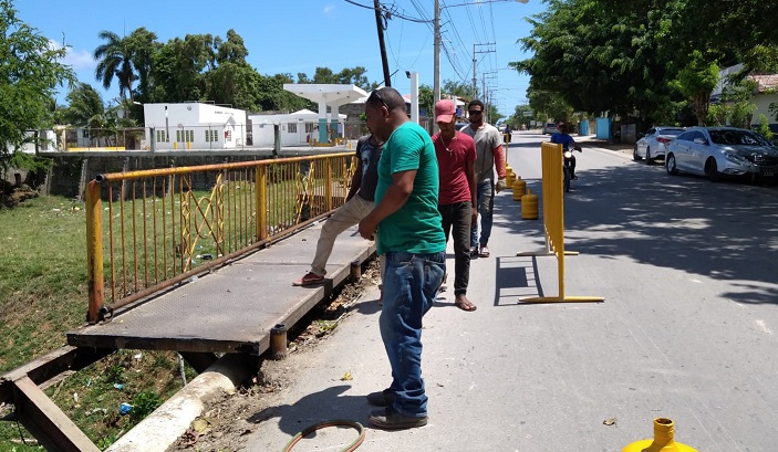 Alcaldía de RSJ inicia reparación del puente peatonal próximo al liceo Antorcha del Futuro
