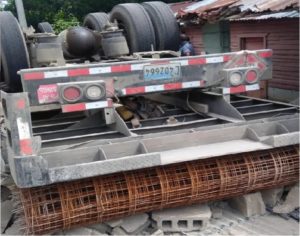 Tres muertos y dos heridos al volcarse camión cargado de block y varillas en Altamira, Puerto Plata
