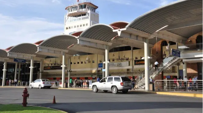 Ah NY que hace cosas! Acusan de terrorismo y violencia de genero a hombre paralizó aeropuerto Cibao porque se le iba la novia