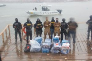 Droga por montón! Interceptan lancha con 488 paquetes de cocaína en la costa de RD y apresan a dos dominicanos