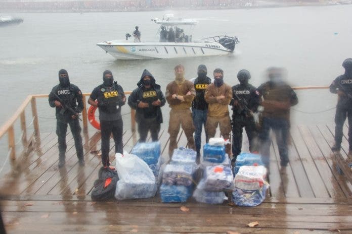 Droga por montón! Interceptan lancha con 488 paquetes de cocaína en la costa de RD y apresan a dos dominicanos