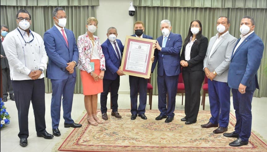 Senado reconoce a Domingo Bautista por su trayectoria de 40 años en los medios de comunicación