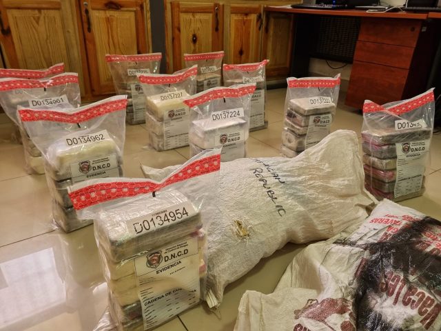 La DNCD ocupa 66 paquetes de cocaína en una finca de Las Galeras en Samaná