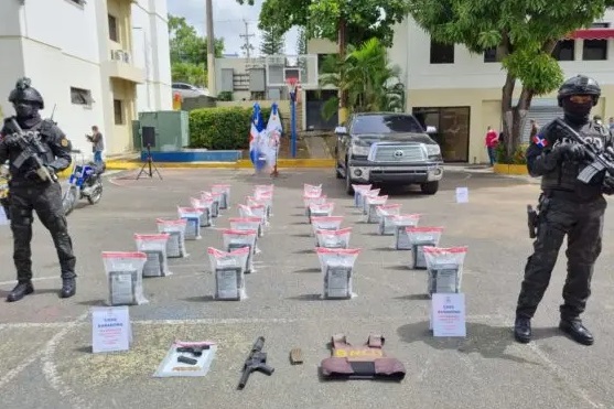 Bingo! Ocupan 168 paquetes de cocaína en una finca de Barahona y apresan siete personas incluido un colombiano