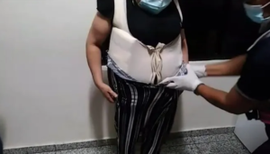 Mujer de 60 años es sorprendida en aeropuerto Las Américas tratando de sacar 3 kilos de cocaína pegada a su cuerpo