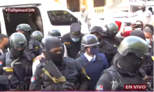 Esposado, con casco protector y chaleco antibalas trasladan a Jean Alain a celda del Palacio de Justicia de Ciudad Nueva