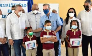 Luis Abinader entrega 38,218 dispositivos tecnológicos a estudiantes en Nagua; destaca su importancia en Educación