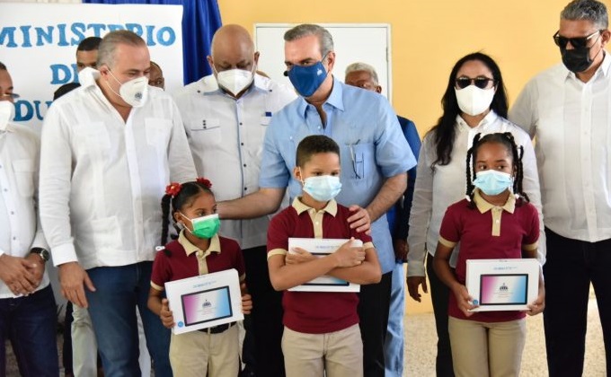 Luis Abinader entrega 38,218 dispositivos tecnológicos a estudiantes en Nagua; destaca su importancia en Educación