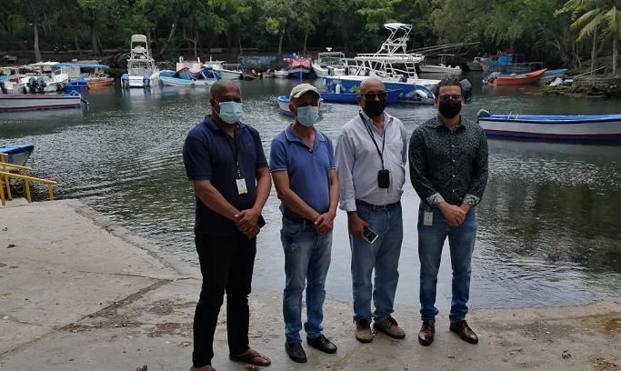 Pescadores y dueños de botes acuerdan con Turismo para sacar embarcaciones de la Laguna Gri-Grí