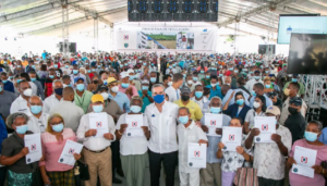 Abinader cierra jornada de fin de semana entregando 1,699 títulos de propiedad en Villa Altagrancia; fueron 3,000 en total