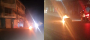 Gomas incendiadas iluminan las noches en barrios de Nagua en protesta por extensiva tanda de apagones