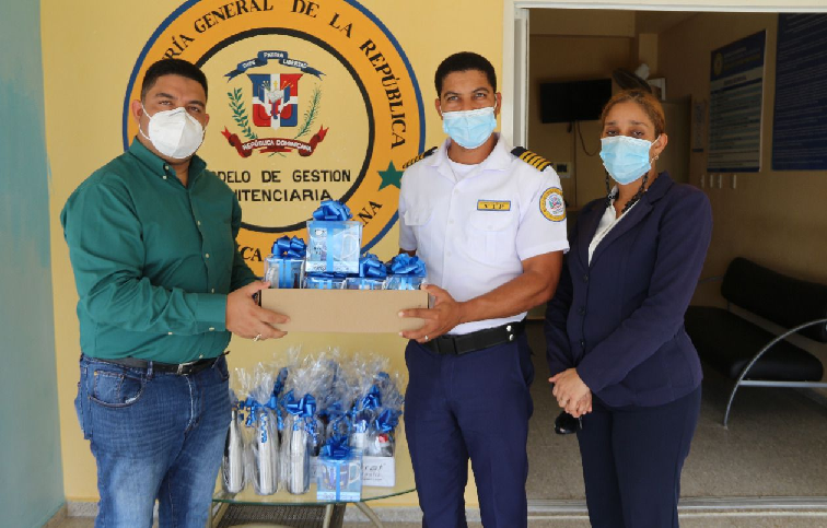 Senaduría de Espaillat hace donativo al centro correccional La Isleta para actividad Día de los Padres