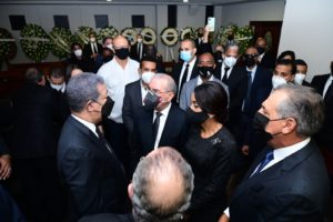 El expresidente Danilo Medina asiste al velatorio de la madre de Leonel Fernández