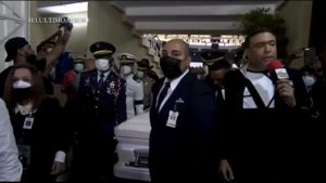 Con décima de Huchi Lora y a ritmo de merengue multitud despide a Johnny Ventura; apoteósico último adiós en Villa Juana