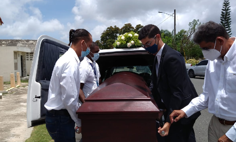 Rodeados de afligidos familiares y amigos fueron sepultados en el Cristo Redentor restos de exalcalde Alberto Alonzo
