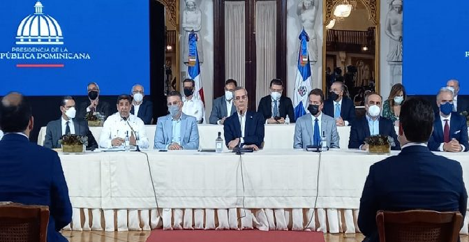 Gobierno decide congelar  precios de los combustibles por 30 días; anuncia medidas para abaratar costos productos canasta familiar