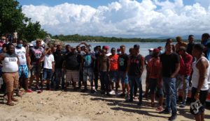 Pescadores de Río San Juan se toman playa de Los Barcos en protesta por prohibición uso compresores y pesca varias especies