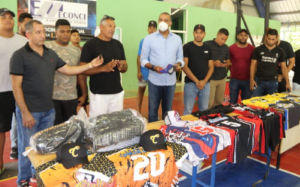 Senador Carlos Gómez entrega uniformes a varios equipos y ligas deportivas de Gaspar Hernández