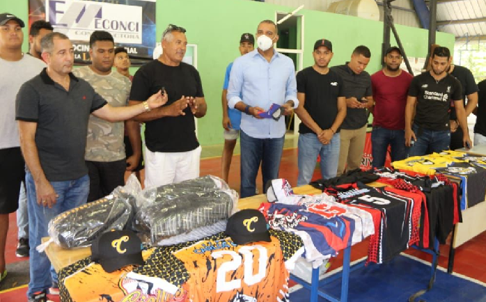 Senador Carlos Gómez entrega uniformes a varios equipos y ligas deportivas de Gaspar Hernández