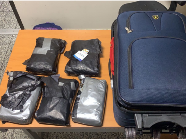 Sorprenden ecuatoriana en Aeropuerto Las Américas intentando viajar con 8 kilos de cocaína envueltos en frasada para bebé