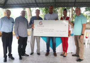 Fundación Carlos Gómez hace aporte de un millón de pesos para parque infantil en Moca