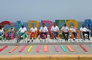 Ministro Collado llega a Cabrera con planos y presupuesto para mejorar el malecón; el lunes le toca a Río San Juan