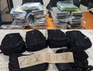 Epidemia narcótica! Incautan en el AILA 45 kilos de cocaína dentro de mochilas