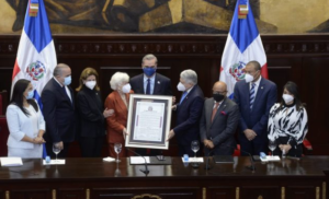 Con la presencia del presidente Abinader, Senado reconoce trayectoria de Milagros Ortiz Bosch