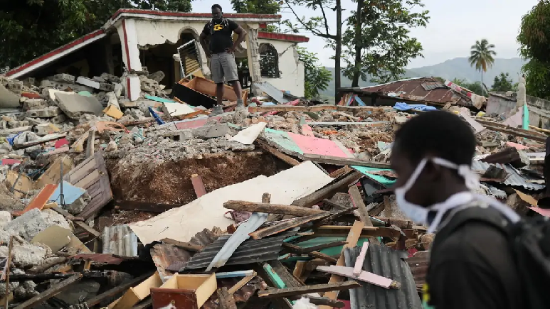 Milagro! Rescatan con vida de entre los escombros 24 personas una semana después del terremoto en Haití