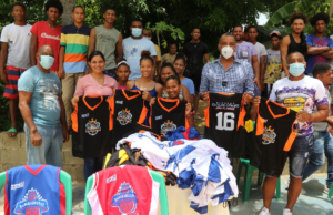 Senador Carlos Gómez entrega uniformes y pintura para la cancha en Villa Magante, Gaspar Hernández