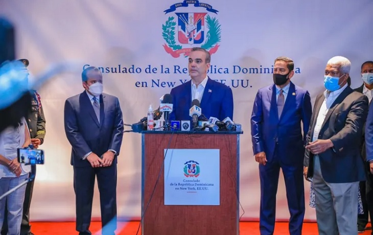 Abinader promete en tres meses reducir impuestos a tickets aéreos y eliminar US$10 de tarjeta turística a dominicanos