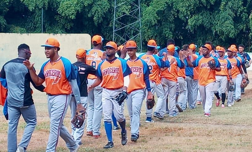 Arroceros de SFM derrotan a domicilio a los Indios de La Vega en Liga Béisbol de Verano