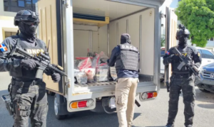 La DNCD apresa tres hombres y ocupa 182 paquetes de cocaína en Barahona