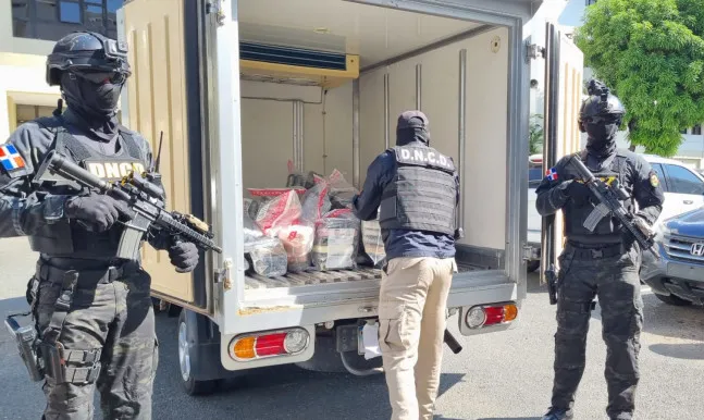 La DNCD apresa tres hombres y ocupa 182 paquetes de cocaína en Barahona