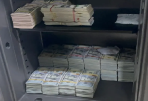 Ocupan $897.000 dólares y apresan a dos en allanamiento en una plaza comercial en Gascue ligada a red Falcón