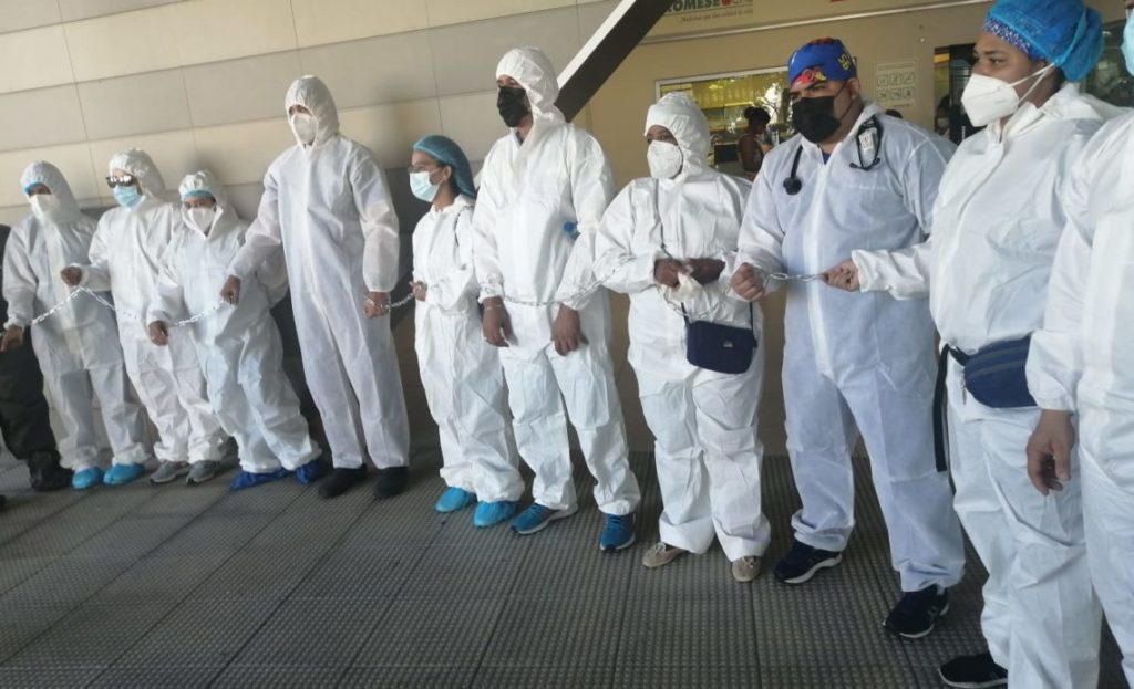 Médicos del Hospital Marcelino Vélez se encadenan en reclamo de aumento salarial