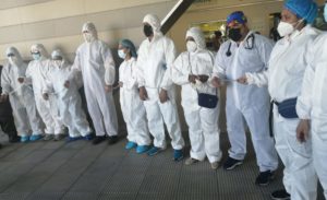 Médicos del Hospital Marcelino Vélez se encadenan en reclamo de aumento salarial