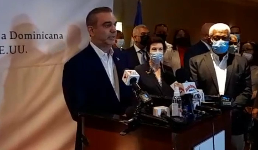 Abinader ante críticas por viajar a NY en clase económica: “Si ahorrar dinero es populismo, yo soy populista”