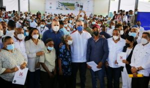 Abinader entrega unos 600 títulos de propiedad por valor RD$48 millones en El Factor; anuncia varias obras en Nagua