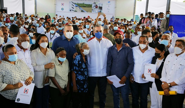 Abinader entrega unos 600 títulos de propiedad por valor RD$48 millones en El Factor; anuncia varias obras en Nagua