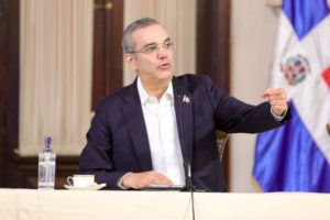 Abinader inicia transformación PN; publicarán reglamentos, evaluarán agentes, habrá auditorías y vendrán más equipos