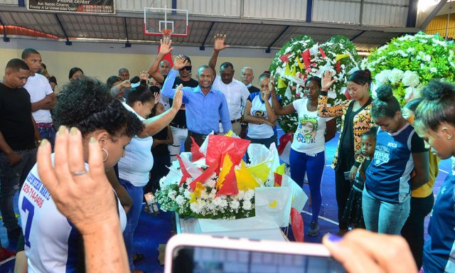 Clamor de justicia en sepelio de niña 7 años muerta por delincuentes en medio de una balacera en Moca