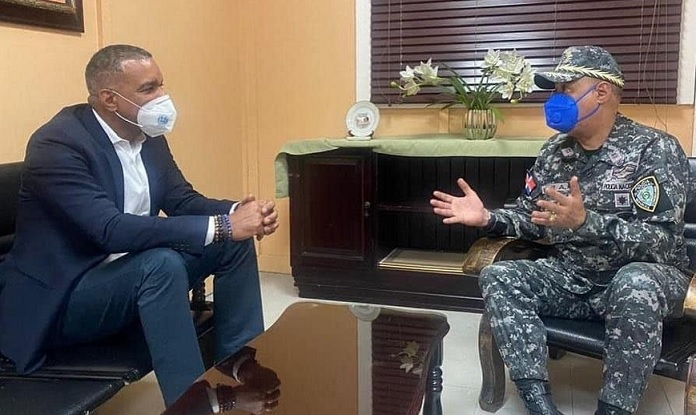 Senador Carlos Gómez visita director regional del Cibao Central de la PN, general Máximo Báez Aybar, y expone violencia afecta a Moca