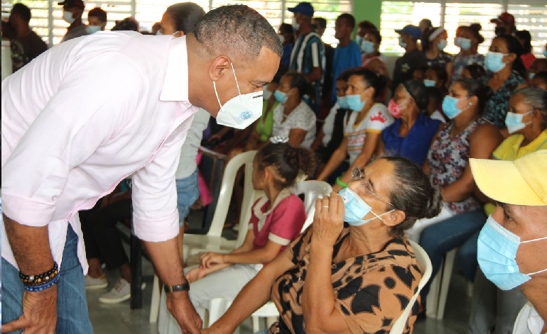Senador Carlos Gómez se reune con comunitarios de Las Lagunas en Moca