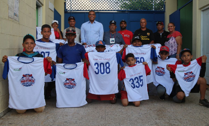 Senador Carlos Gómez entrega uniformes a más de 1,000 niños participarán en maratón de Pequeñas Ligas de Béisbol en Moca