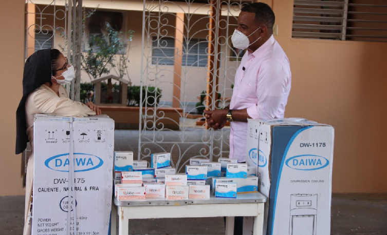 Senador Gómez entrega bebederos y asignación mensual de medicamentos a hogar para ancianos La Santísima Trinidad