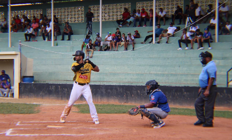 Indios ganan y fuerzan un juego decisivo en la semifinal de la liga de verano del Cibao