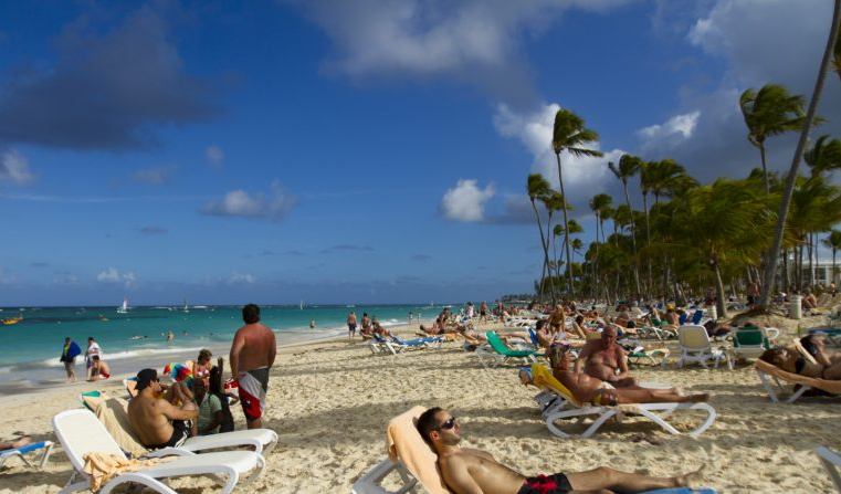 Turistas podrán entrar a los hoteles de RD sin presentar tarjeta de vacunacion anticovid ni prueba de PCR